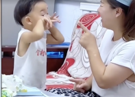 Mẹ vui sướng dù con làm hỏng bánh sinh nhật